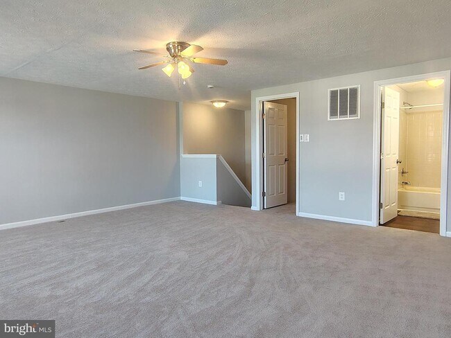 Building Photo - 564 Hollyberry Way