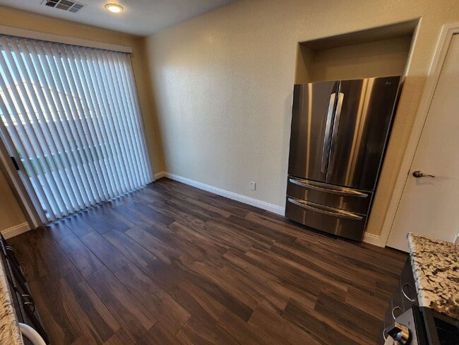 Building Photo - 300 Vilberti Ct