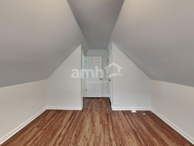 Building Photo - 2026 Oakbluff Way SW