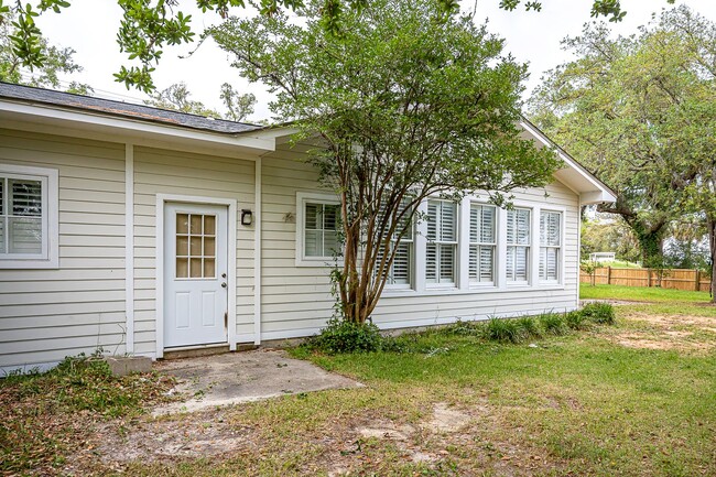 Building Photo - Coastal Living at Its Best – Fully Furnish...