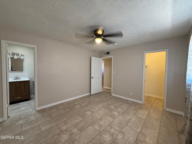 Building Photo - 955 Versailles Dr