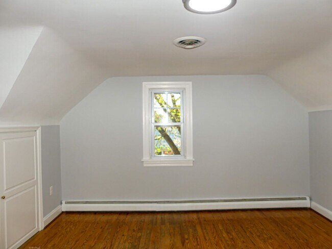 Building Photo - 903 Crestview Dr