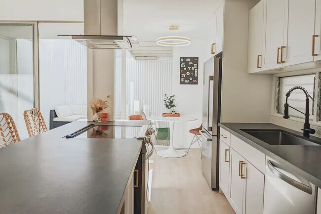 Building Photo - 1773 Torrance St