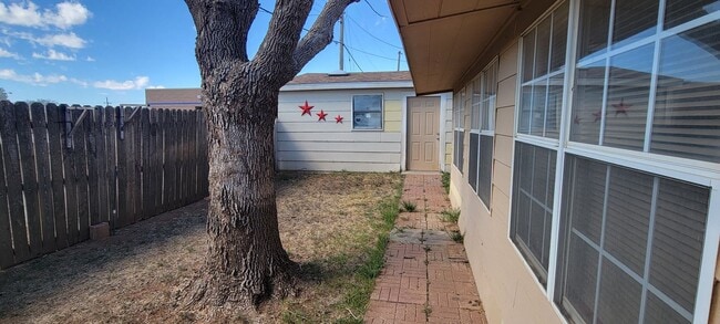 Building Photo - LARGE HOME ON QUIET STREET NEAR HOSPITAL
