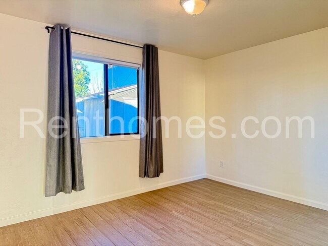 Building Photo - 5034 Baxter St