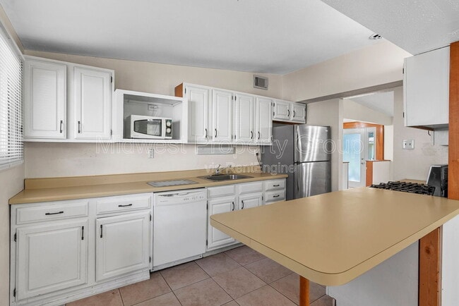 Building Photo - 800 Bobbins Ln