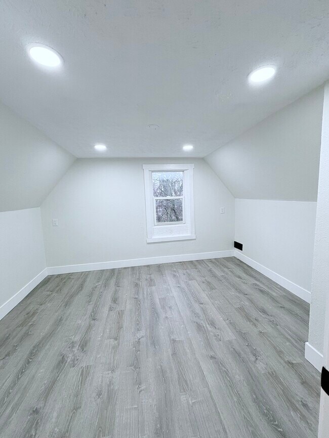 Building Photo - Charming 2 beds 1 baths in Columbus! Newly Renovated