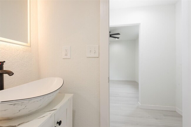 Building Photo - 713 SW 4th Ct