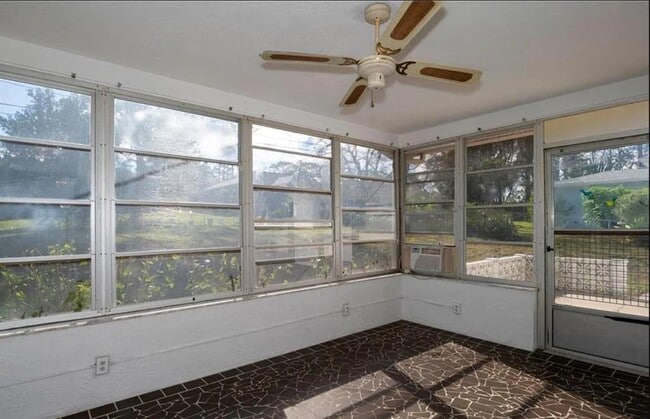 Building Photo - 209 S Lee St