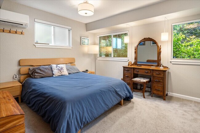 Building Photo - 2Bd/1.25Ba Seattle Townhouse
