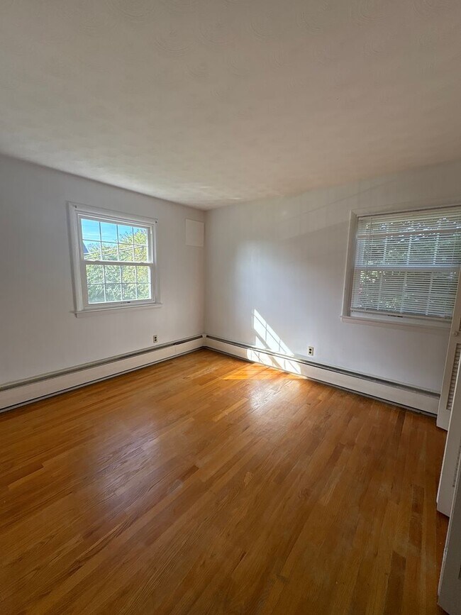 Building Photo - 2 Bedroom 2nd Floor Suburban SD-Parking