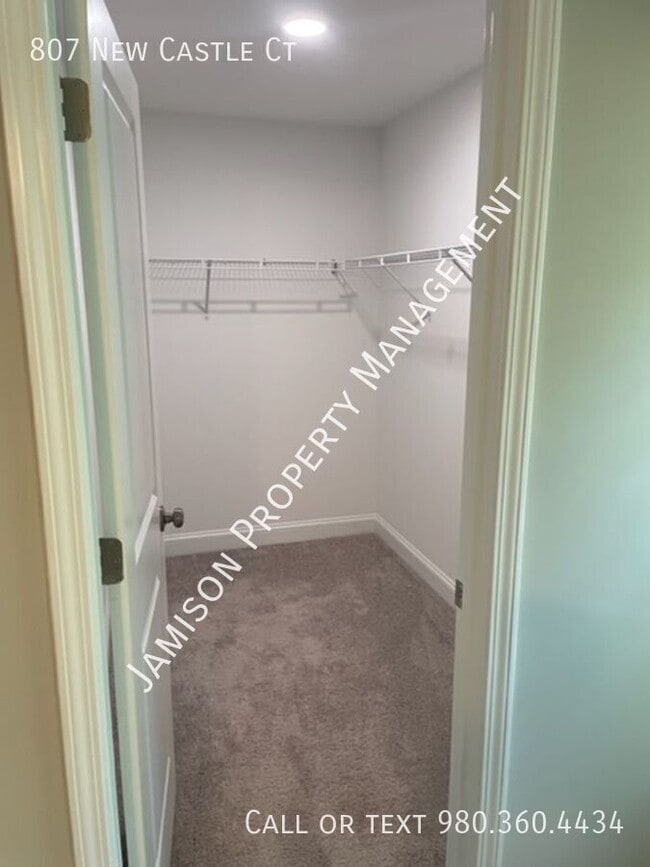 Building Photo - 807 New Castle Ct