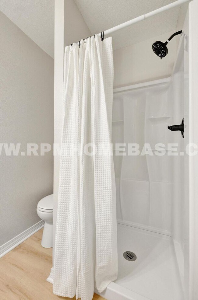 Building Photo - Fully Renovated 5-Bedroom Home with Modern...