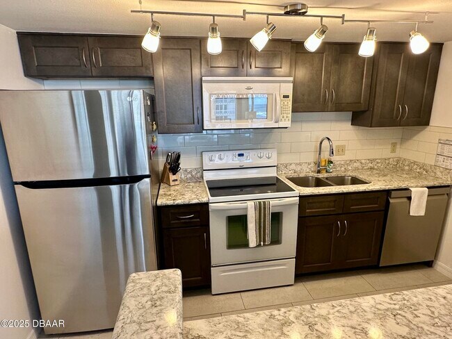 Building Photo - 2828 N Atlantic Ave