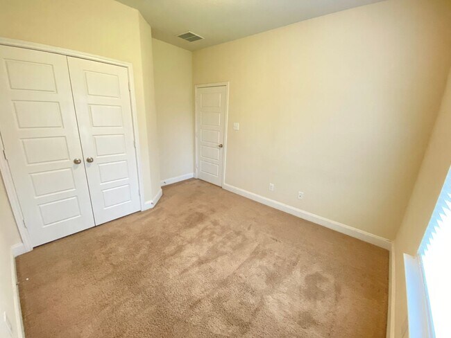 Building Photo - Walk to Historic Gruene / Fridge Included/ Gas Cooking / Fenced in Yard / CISD