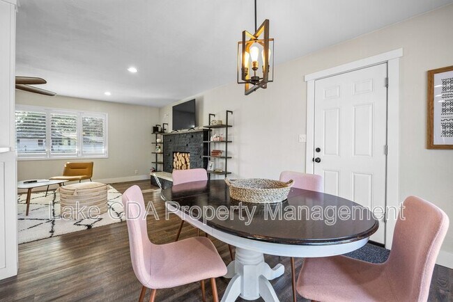 Building Photo - 3870 N Honeysuckle Dr