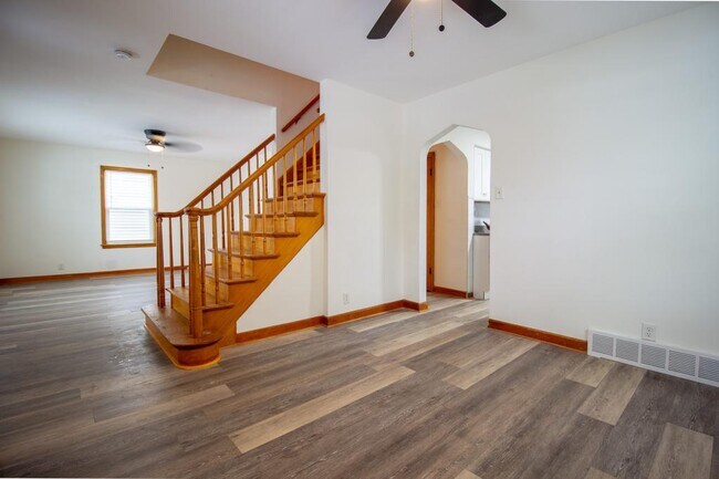 Building Photo - 212 E 142nd Pl