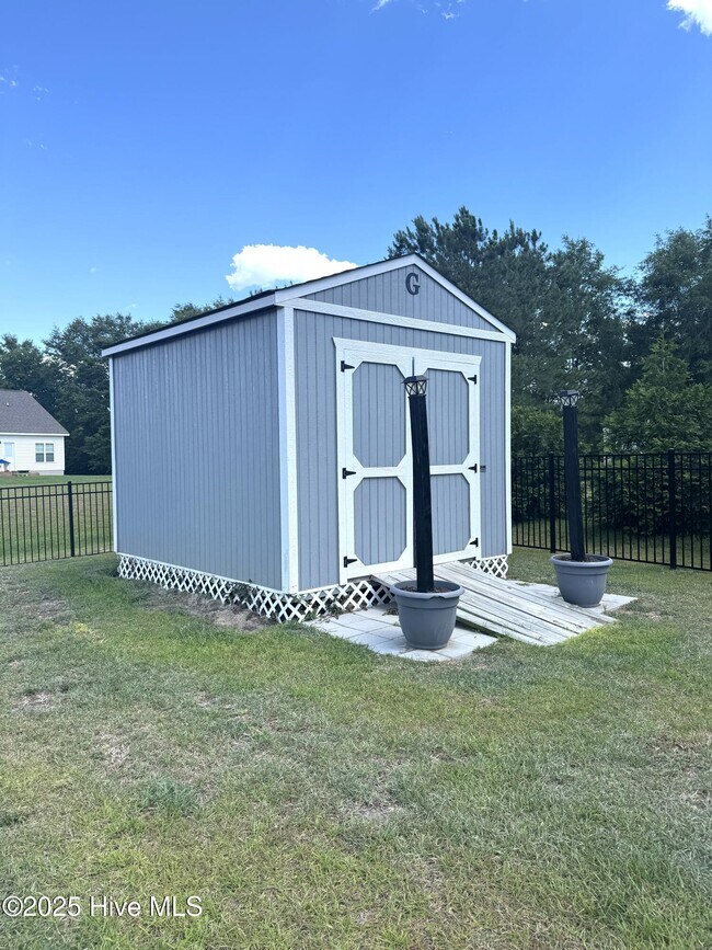 Building Photo - 303 S River Ct