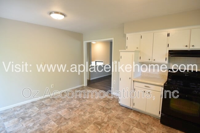 Building Photo - 5521 Perry Ln