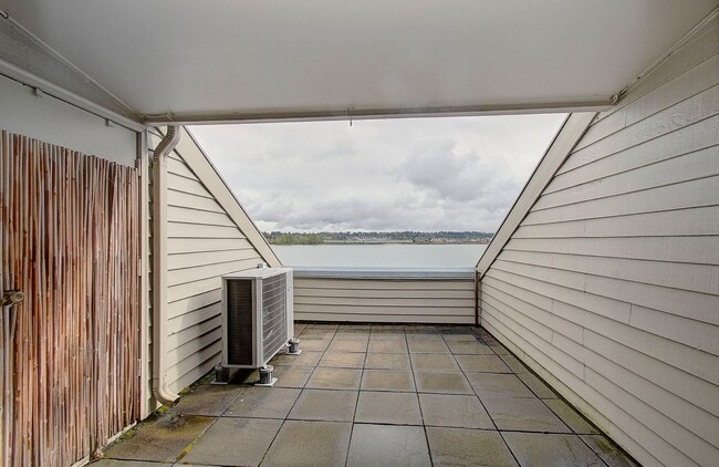Building Photo - Bright Loft Condo with Stunning Columbia River Views