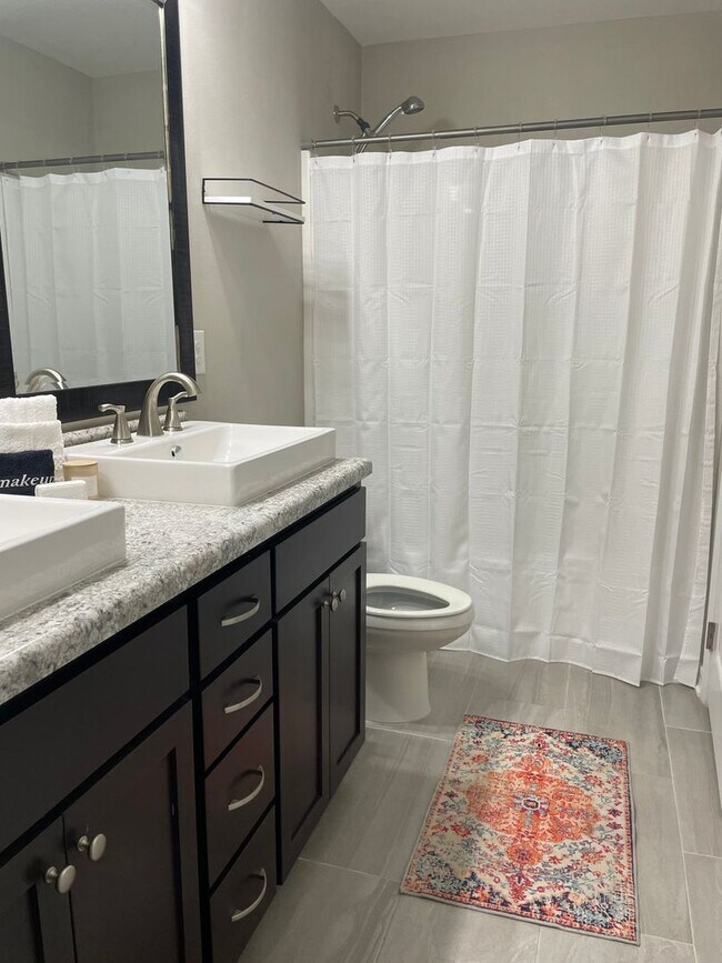 Building Photo - Spacious 5BR House in Crestview