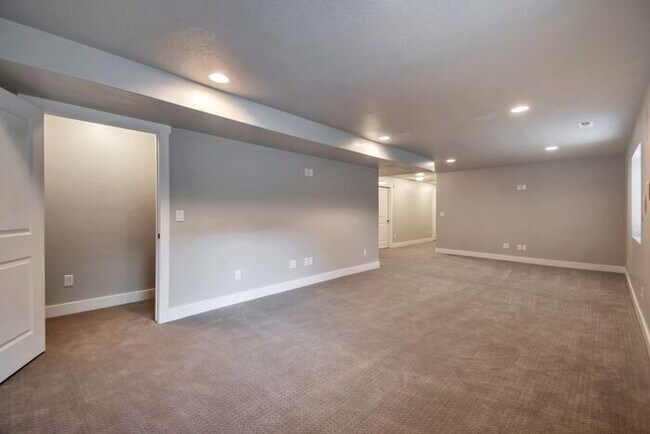 Building Photo - Incredible 6 bedroom Rambler in West Jordan