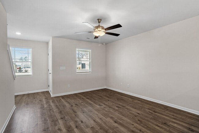 Building Photo - 3 Bd 2.5 Ba end unit townhouse