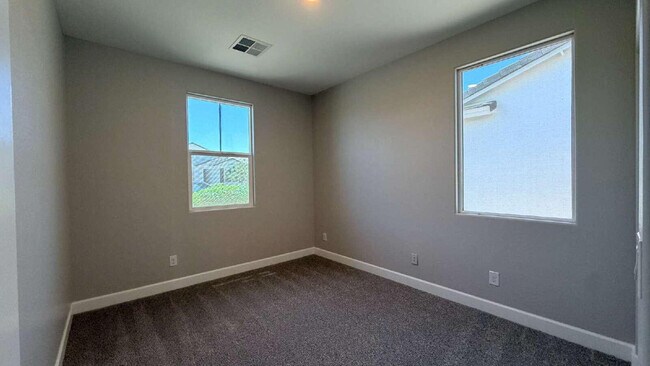 Building Photo - 612 Hazelnut Ln