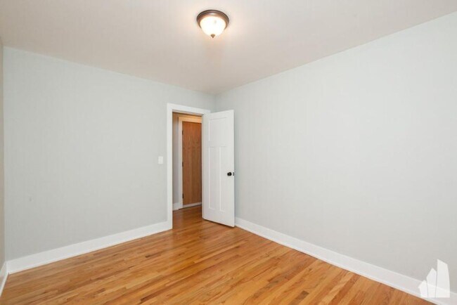 Building Photo - 2 bedroom in Chicago IL 60657