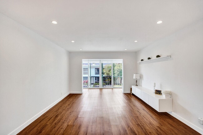 Building Photo - 6289 Bay Club Dr