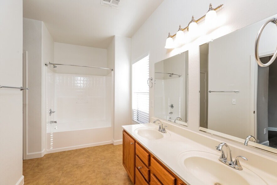 Building Photo - 2611 W Bloch Rd