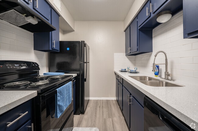 2BR, 1BA - 820SF - Kitchen - Bridgewater