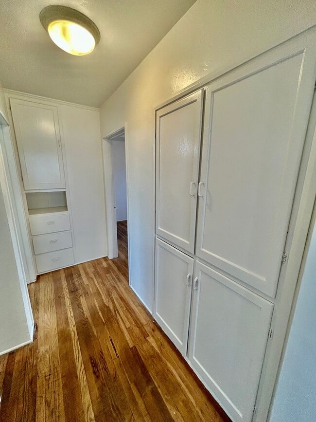 Building Photo - Bright & Airy 2 Bed / 1 Bath Apartment in Point Loma!