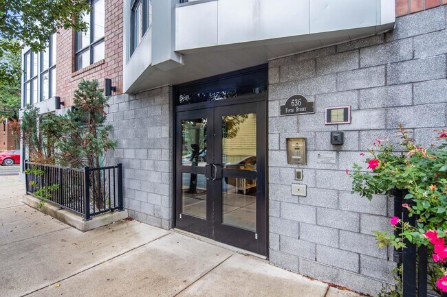 Building Photo - 636 5th St