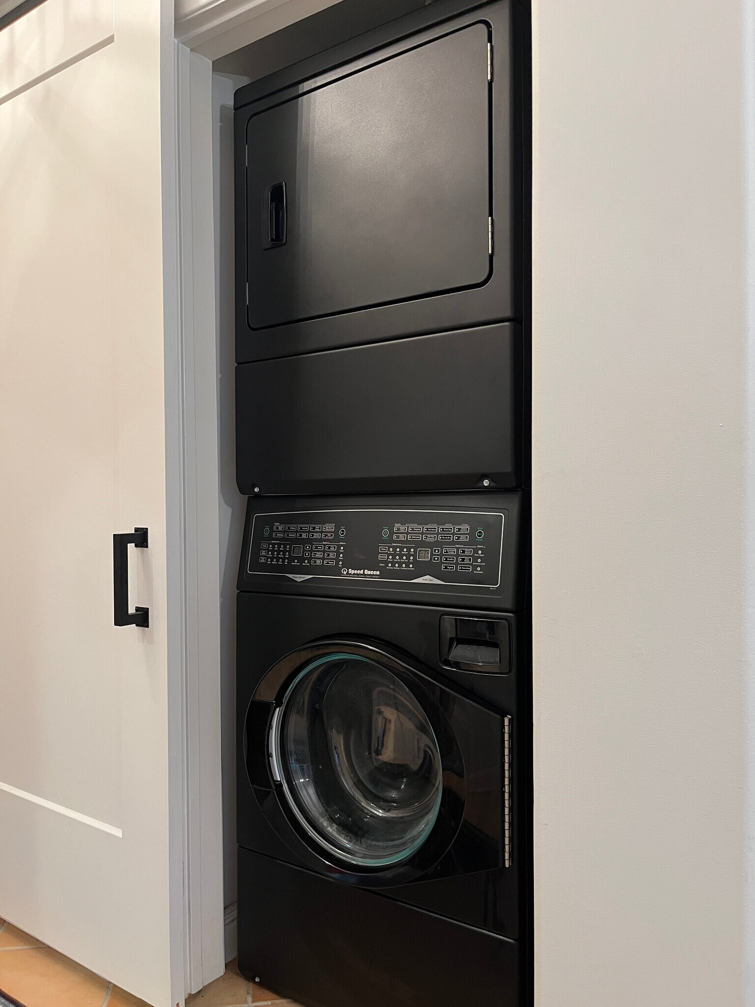 Building Photo - 5037 Rosewood Ave