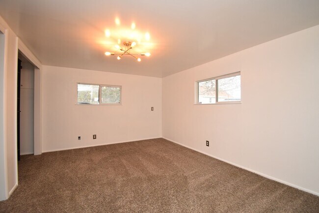 Building Photo - Bright Midvale 3 Bed – Near Fashion Place & Fort Union!!!