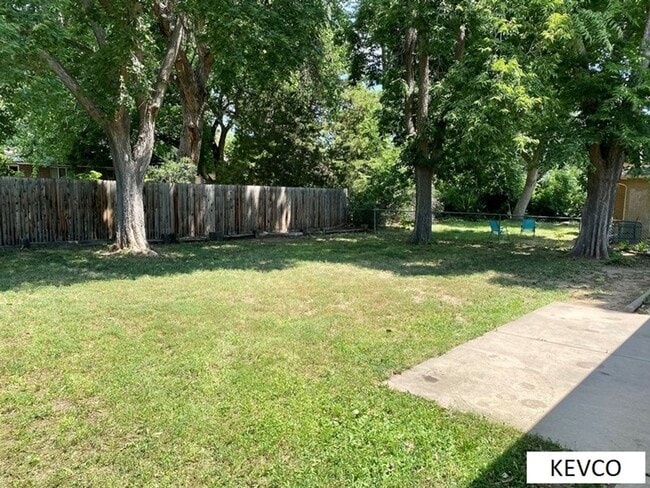 Building Photo - Great Three Bedroom, Close to Everything!