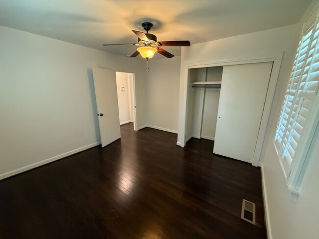 Building Photo - 2207 Pinewood Rd