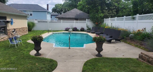 Building Photo - 393 N Bath Ave