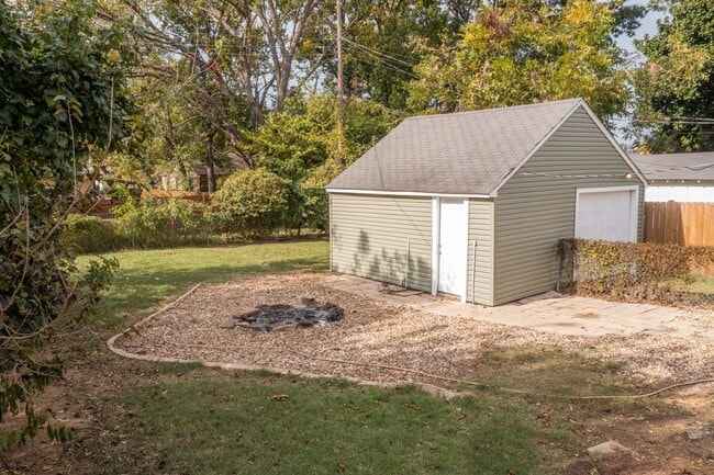 Building Photo - Freshly Updated 3 Bedroom House