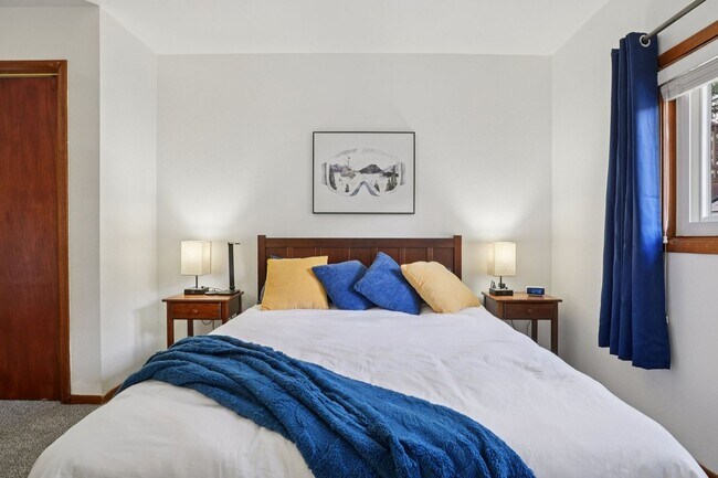 Building Photo - Serenity and Views with this 3 bedroom/3Bathroom Townhome in Buffalo Ridge