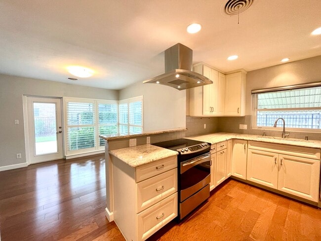 Building Photo - 6 month lease- AVAIL IN AUGUST- Immaculate...