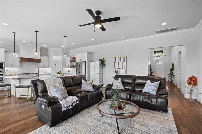 Building Photo - 230 Bequette Ln