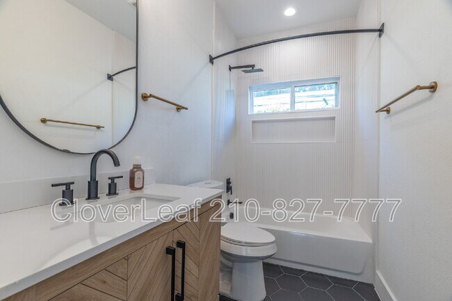 Building Photo - 1934 Lamar St