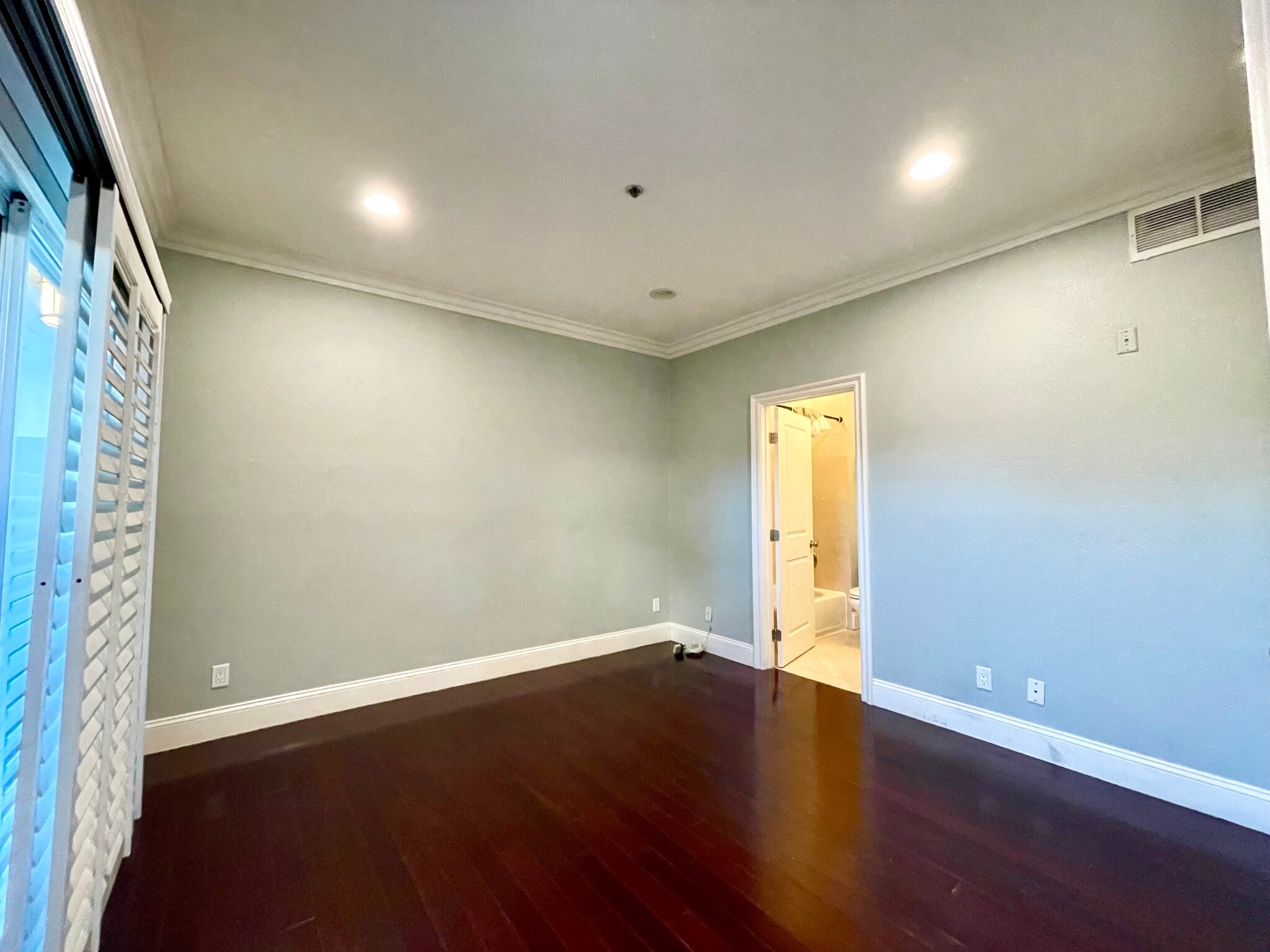 Building Photo - 156 S Oak Knoll Ave