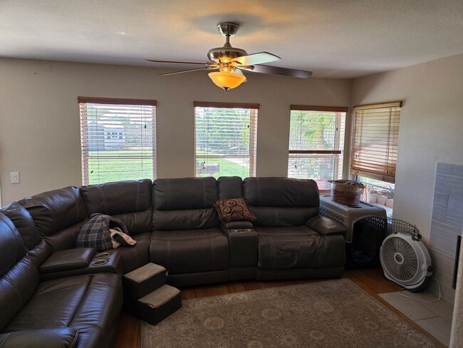 Building Photo - Spacious 4 bedroom 2.5 bath home with a hu...