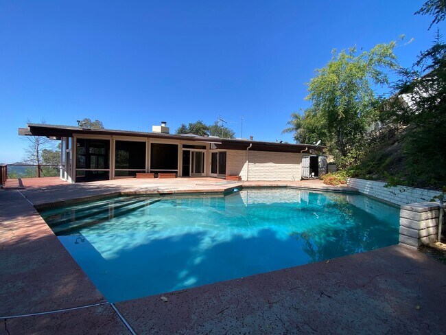Building Photo - Beautiful 4 Bed / 4 Bath Home with Private Pool in Prestigious La Cañada