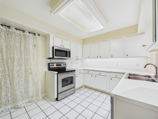 Building Photo - 2719 Olympia Dr