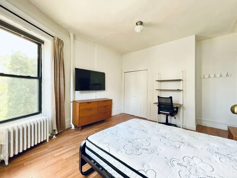 Building Photo - Furnished room/NOT APARTMENT
