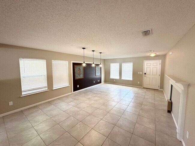 Building Photo - 4 Ryecrest Ln